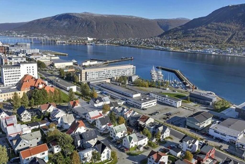 In The Heart Of The Aurora Borealis - Tromso City エクステリア 写真